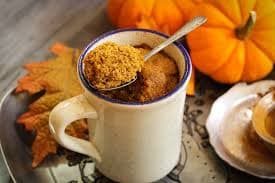 Bolo de caneca de cenoura e laranja.