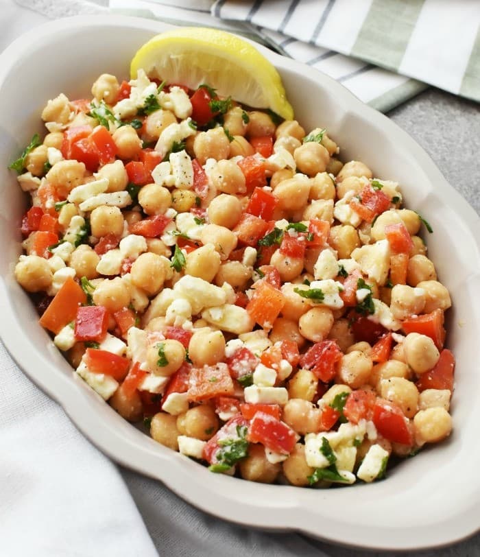 Salada de grão-de-bico com queijo