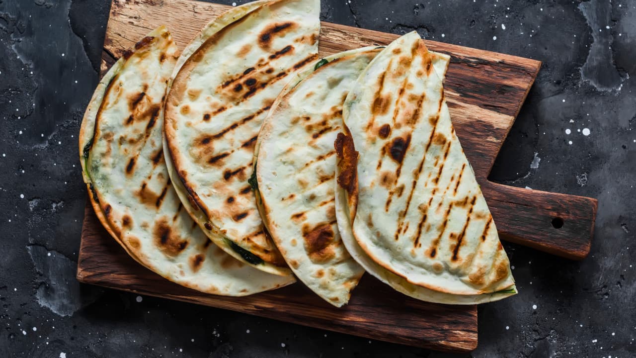 Quesadilla de cebola e cogumelo