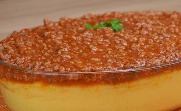 Polenta com molho de carne moída