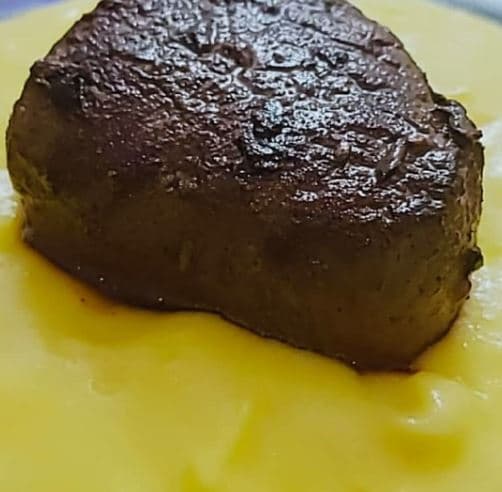 Medalhões de filé Mignon com purê de mandioquinha