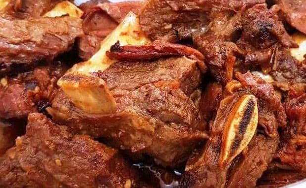 Costela de boi na panela de pressão cozida na cebola