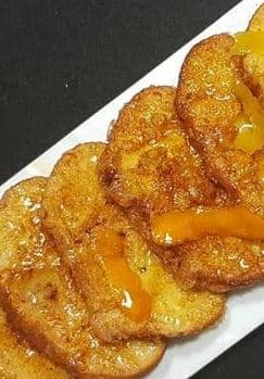 Rabanada com calda de laranja