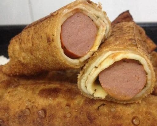Enrolado de salsicha na massa de pastel