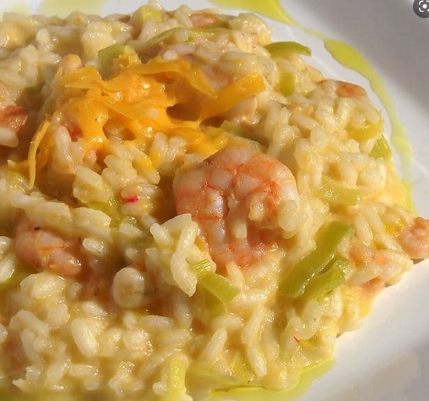 Risoto de camarão com alho poró