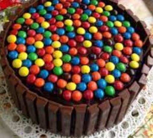 Bolo de kit kat com M&Ms