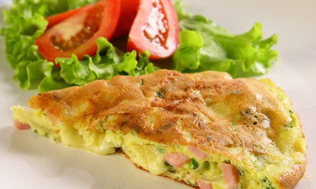 Omelete de ervas finas com queijo e presunto