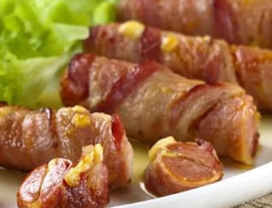 Enroladinho de salsicha em queijo e bacon
