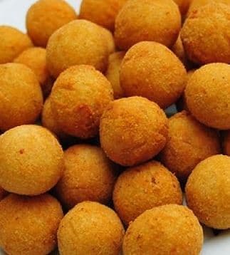 Bolinha de queijo com massas de batata