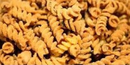 Petisco de macarrão parafuso