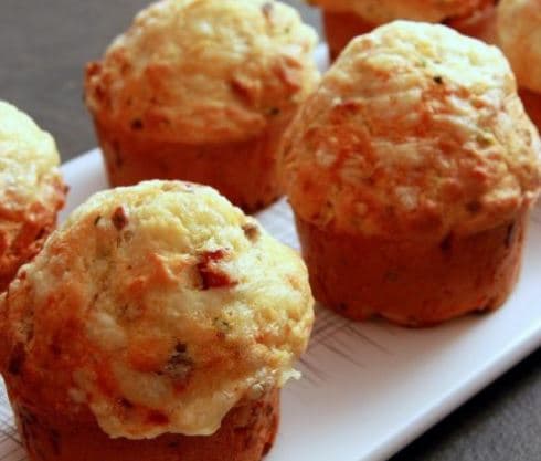 Muffin de parmesão com bacon