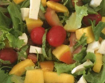 Salada de rúcula com manga e tomate cereja