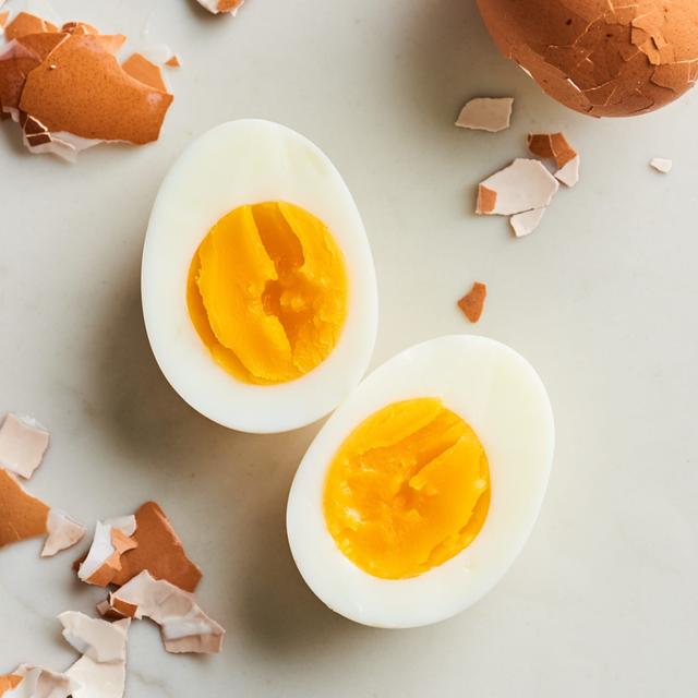 Como descascar ovos